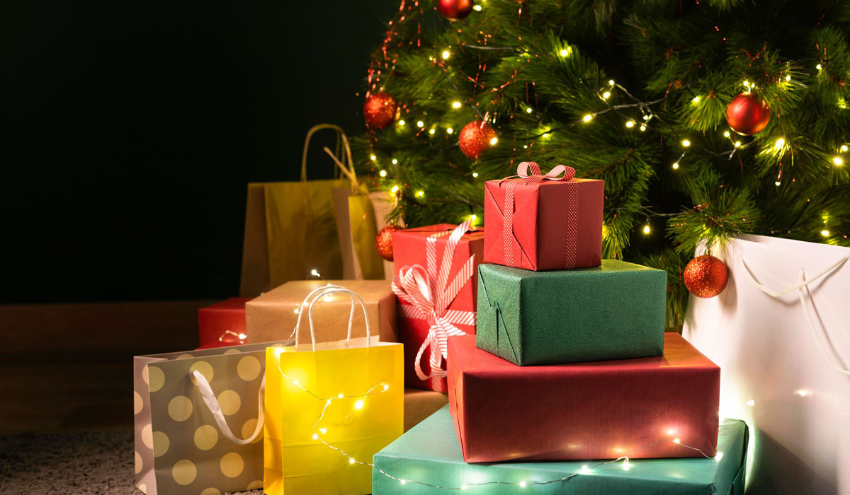Sapin de Noël et cadeaux emballés