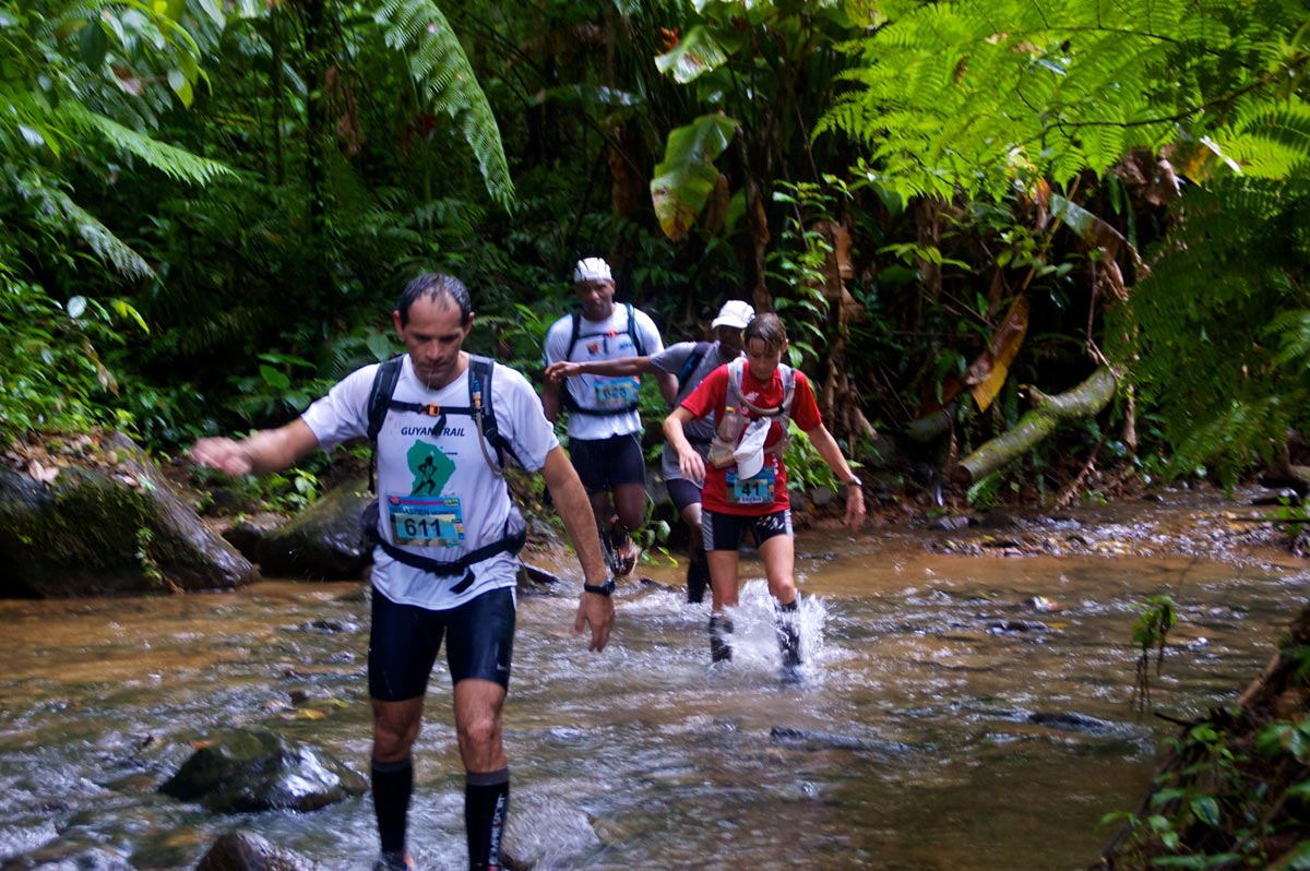 Personnes dans une course en pleine forêt